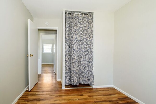 Building Photo - 3 Bedroom Home With Spacious Fenced Yard i...