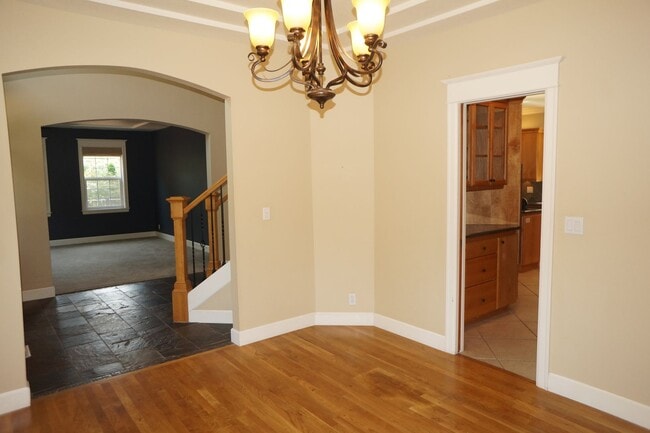 Building Photo - Spectacular NW Portland 4 bedroom with gue...