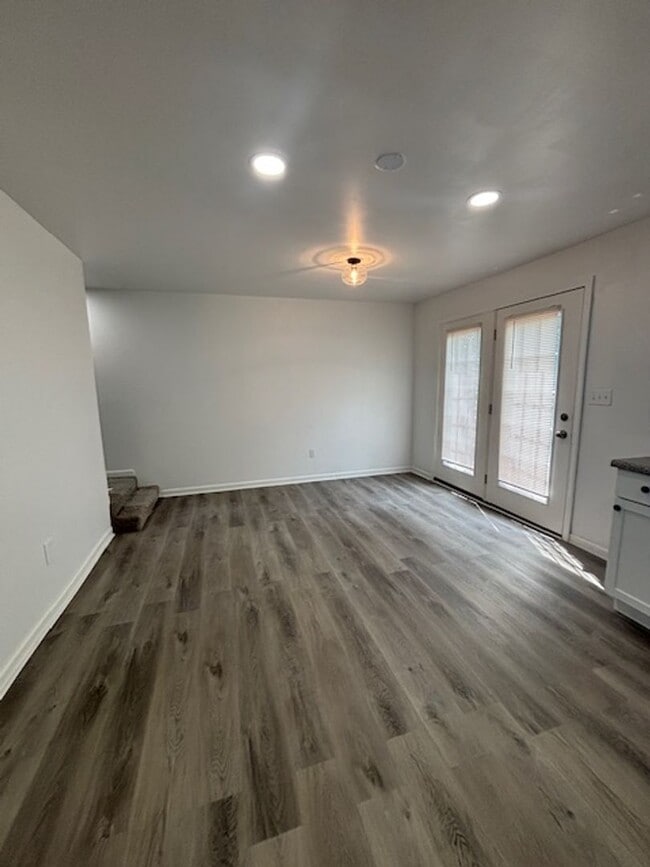 Building Photo - 1204 Clear Ridge Ln