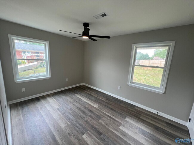 Building Photo - 2211 Penhall Dr NE