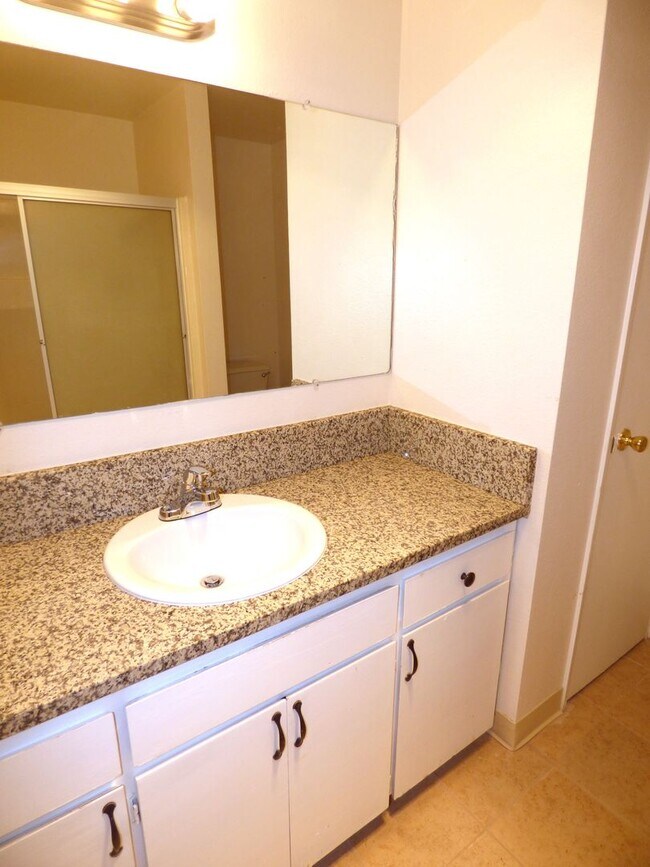 Building Photo - 2 bed 1.5 bath Townhome in Keizer