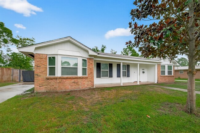 Primary Photo - 8210 Edgemoor Dr