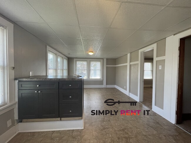 Building Photo - Renovated Triplex with 2 Bedrooms On Campus!