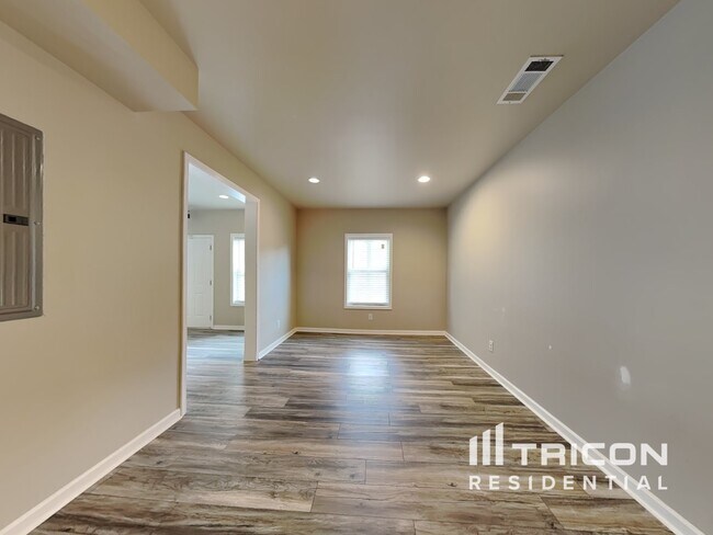 Building Photo - 5030 Glencliff Dr