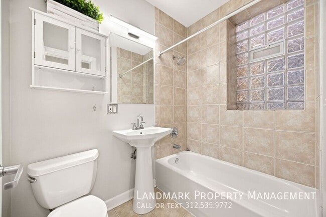 Building Photo - 534 W Belmont Ave