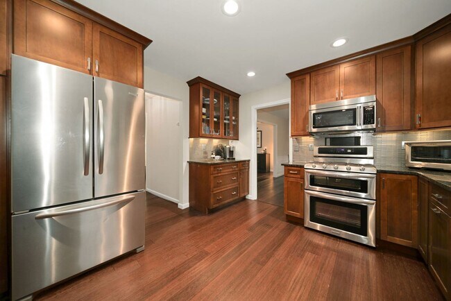 Building Photo - ABSOLUTELY GEORGEOUS 5BD/3.5BA Fully-Renov...
