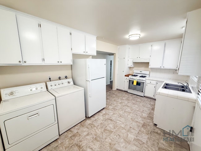 Building Photo - Homes Management - 2 Bed, 1.5 Bath Duplex ...