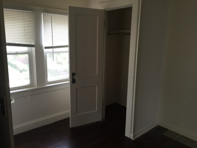 Building Photo - 57 W Lakeview Ave