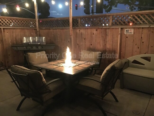 Building Photo - 4102 Ingraham St