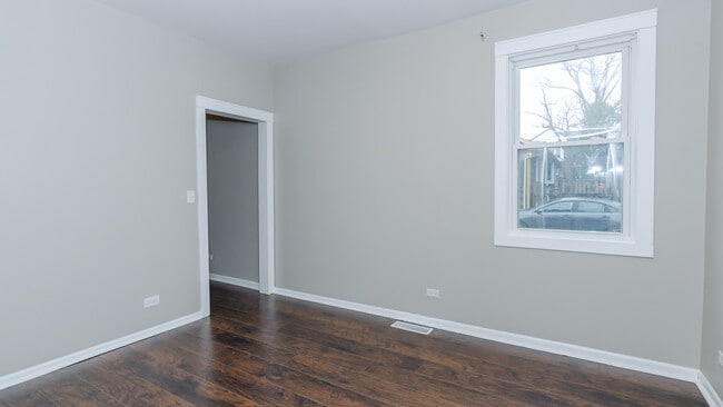 Building Photo - 2575 Waukegan Ave