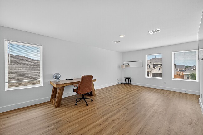 Building Photo - 27615 Village Cir Dr