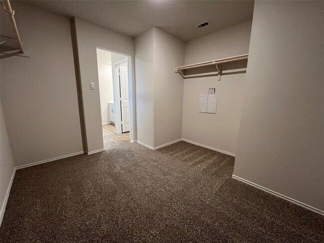 Building Photo - 221 Wirecrested Dr