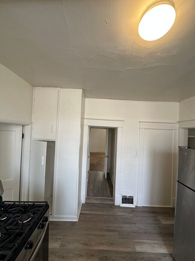 Building Photo - AJE1825