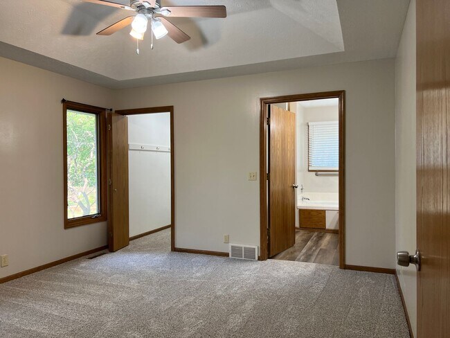 Building Photo - 3 Bedroom With 4th Non-Conforming In Diamo...