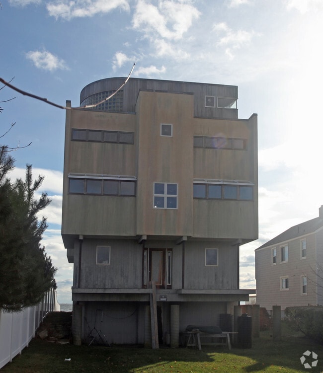 Building Photo - Cosey Beach Ave