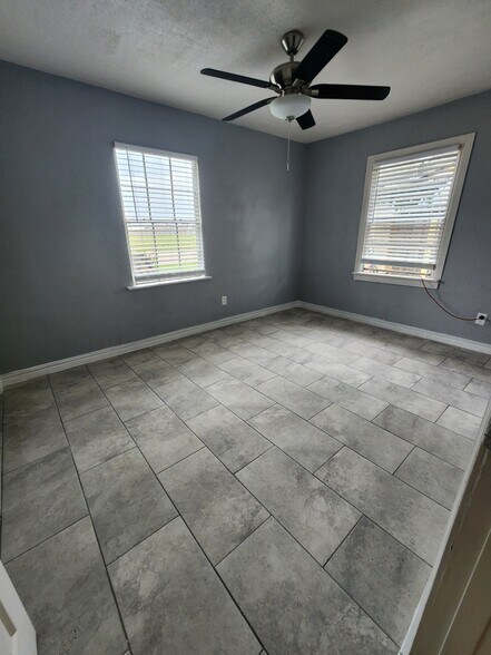 Building Photo - 418 E 1st St