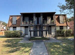 Building Photo - Spacious 1 bedroom! Hard to find!