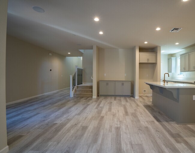 Building Photo - 3625 Blue Bird Dr