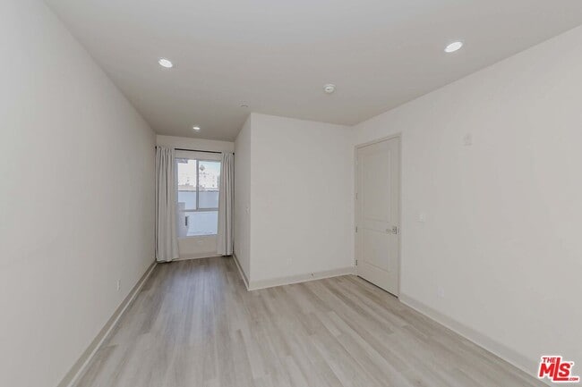 Building Photo - 848 Irolo St