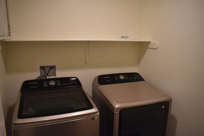 Building Photo - 736 Athena Dr