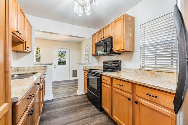 Building Photo - 810 W Minnehaha St