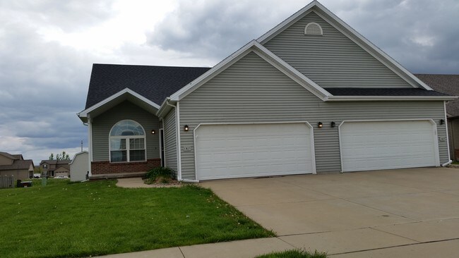 Covered Front Porch/ 2 car garage - 1825 Park W Dr