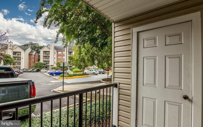 Building Photo - Stylish Condo with Premium Location