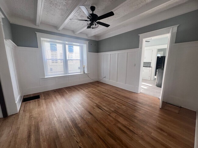 Building Photo - Large Single Family Five Bedroom Home!