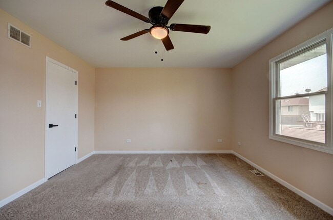 Building Photo - 3 bd 2 ba spacious home Joliet