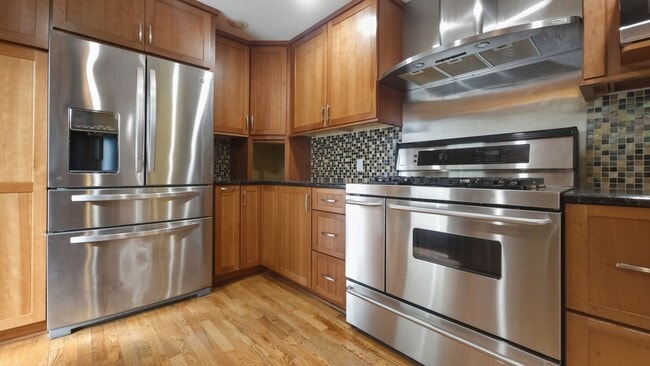 Building Photo - Beautifully Remodeled Bellevue Home in Prime Location