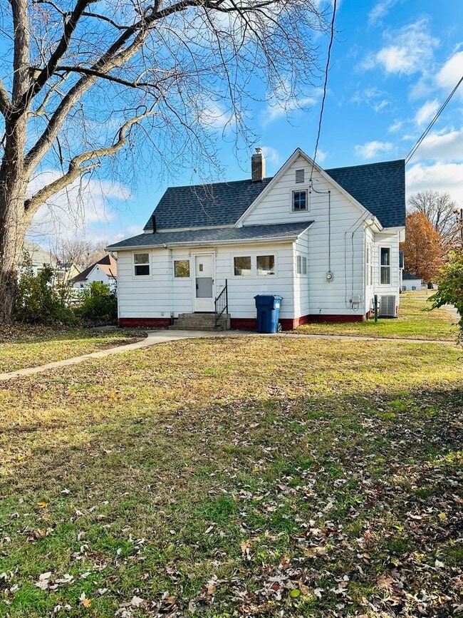 Building Photo - Updated 2-Bedroom Home with Modern Upgrade...