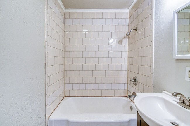 Building Photo - 2 bedroom/1 bathroom - Centrally Located in Norman!!