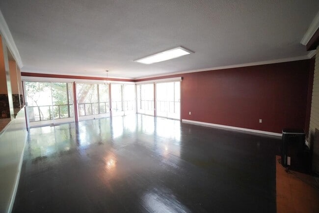 Building Photo - 1105 Solana Ave