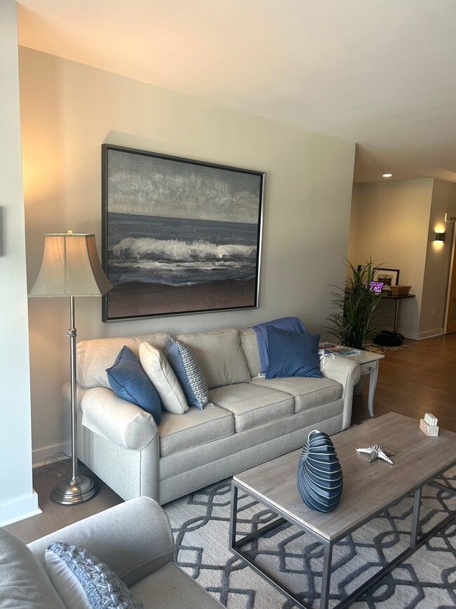 Building Photo - Gorgeous Fully Furnished 2BR/1BA Condo Ava...