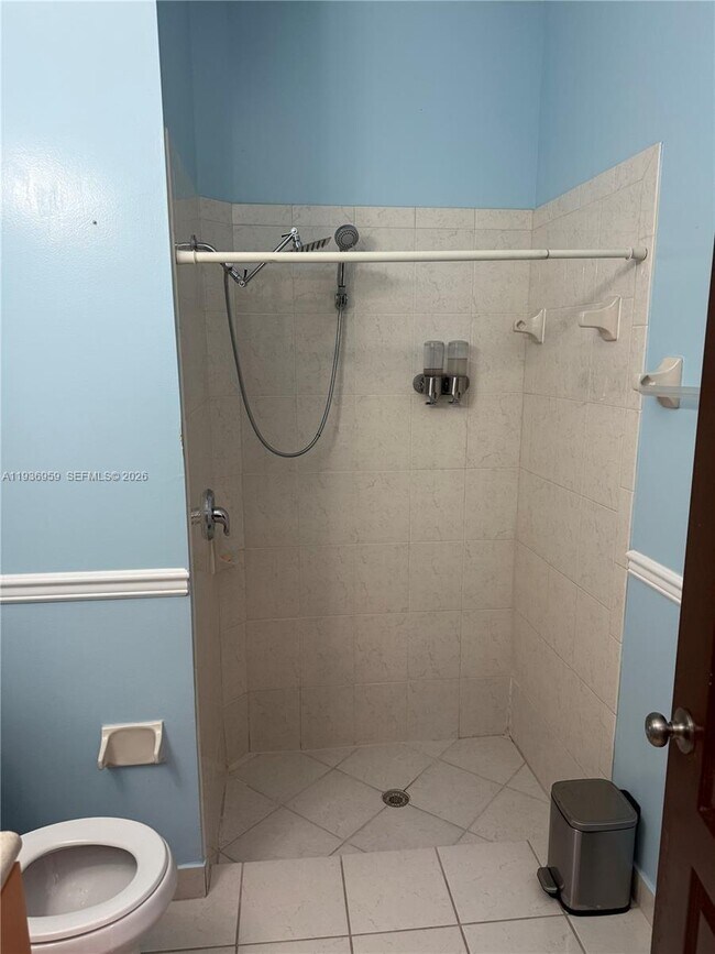 Building Photo - 3951 NE 13th Dr