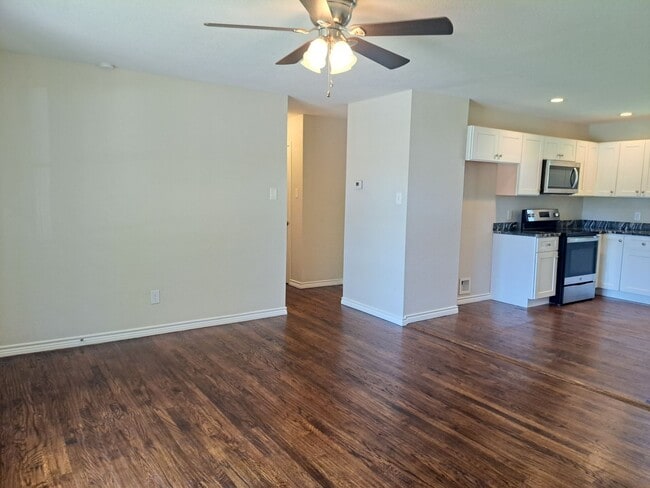 Building Photo - Renovated 4 bedroom 2.5 bath