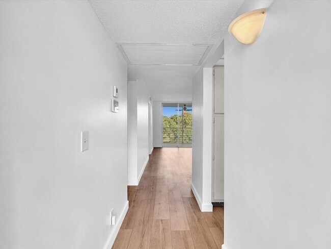 Building Photo - 9470 Poinciana Pl