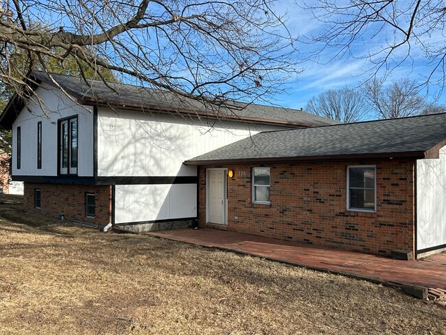 Building Photo - 725 S Belt W