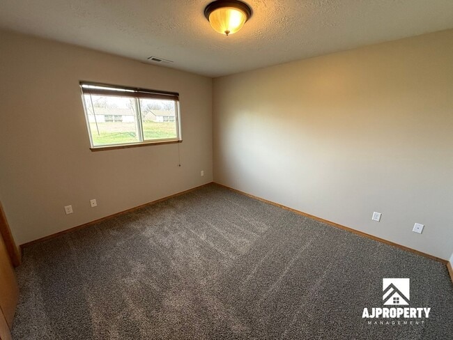 Building Photo - 911 S Colleen Ln