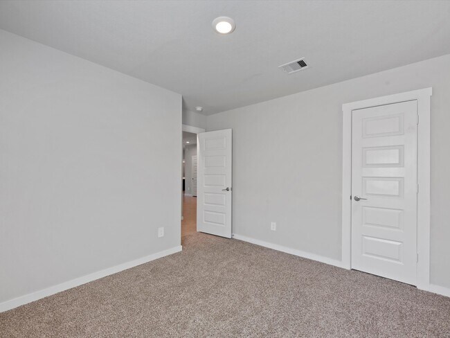 Building Photo - 3335 Silverton Dr