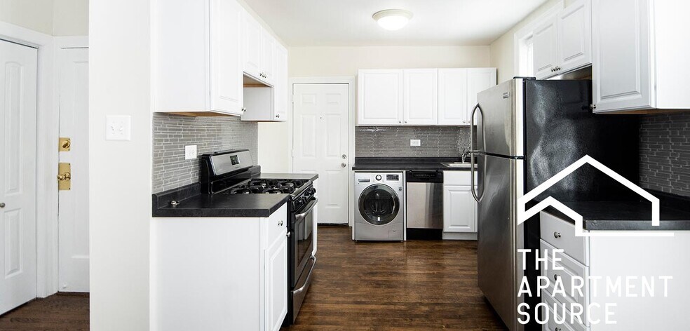 Building Photo - 3855 N Greenview Ave