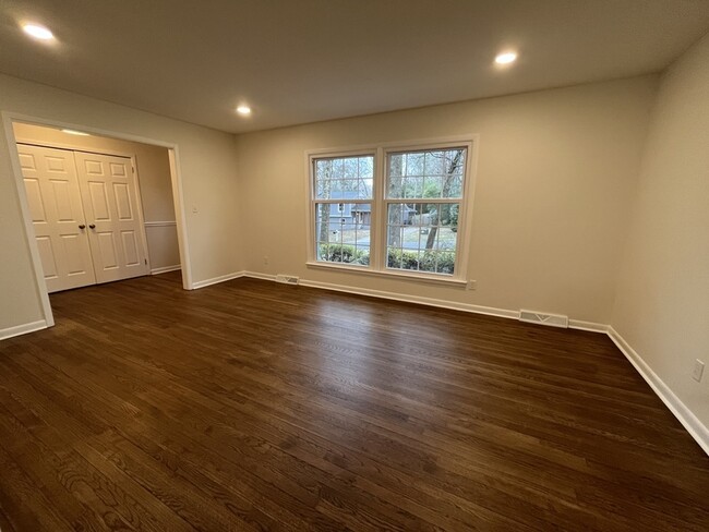 Building Photo - 908 Lynbrook Dr