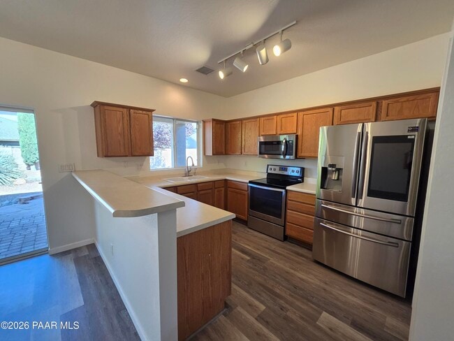 Building Photo - 556 N Robles St