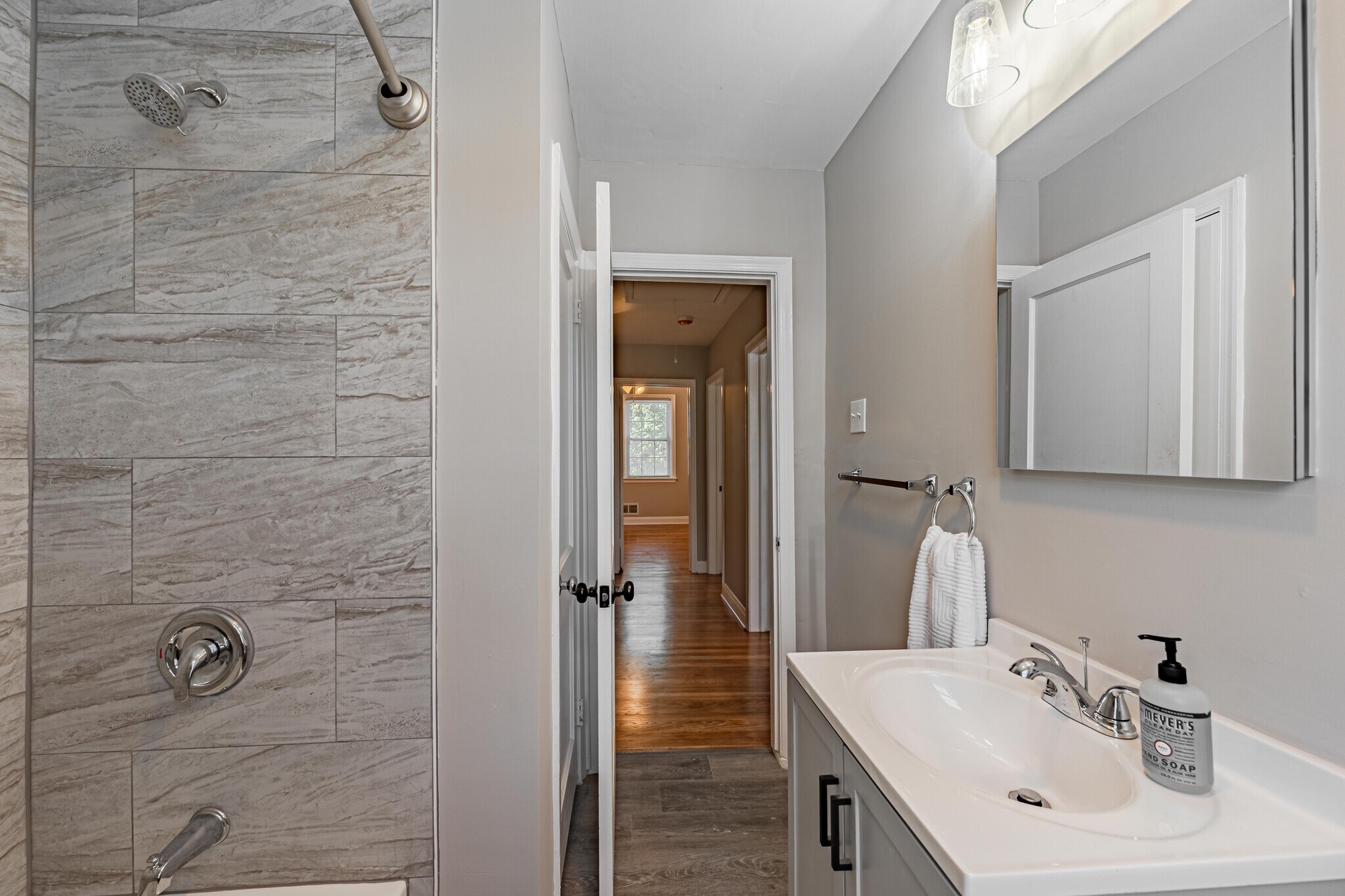 Building Photo - 1565 Dellsway Rd