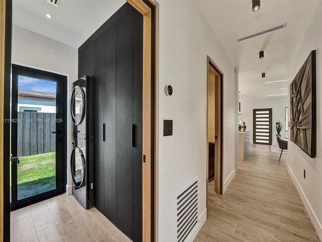 Building Photo - 2066 NE 174th St