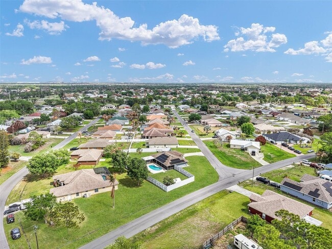 Building Photo - 702 NW Orchid St