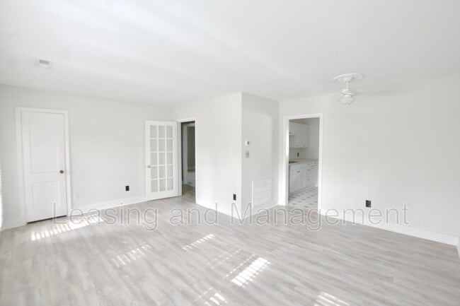 Building Photo - 2 Rosedale Dr