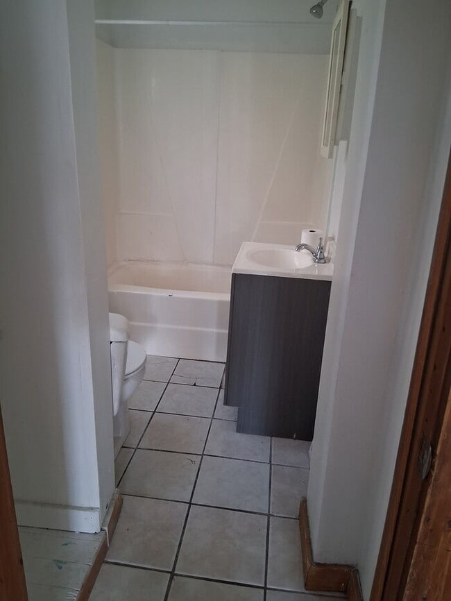 Building Photo - Charming 2-Bedroom Home in Rockford – Upda...