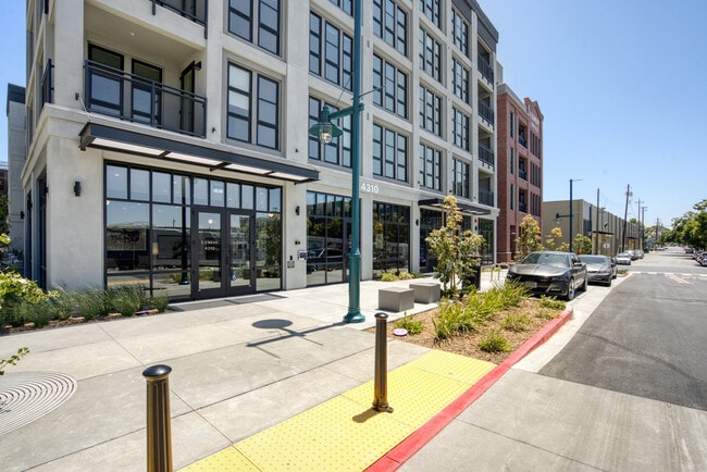 Building Photo - 4510 Hubbard St