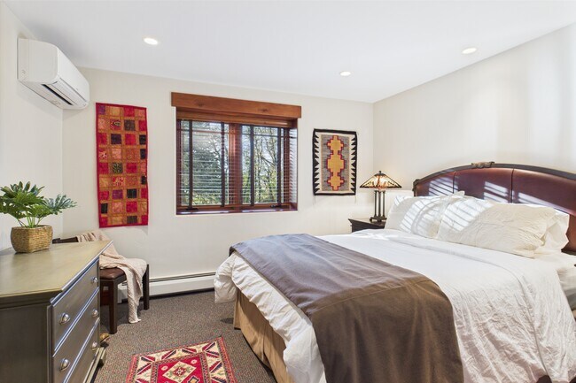 Building Photo - 593 Meadowood Dr